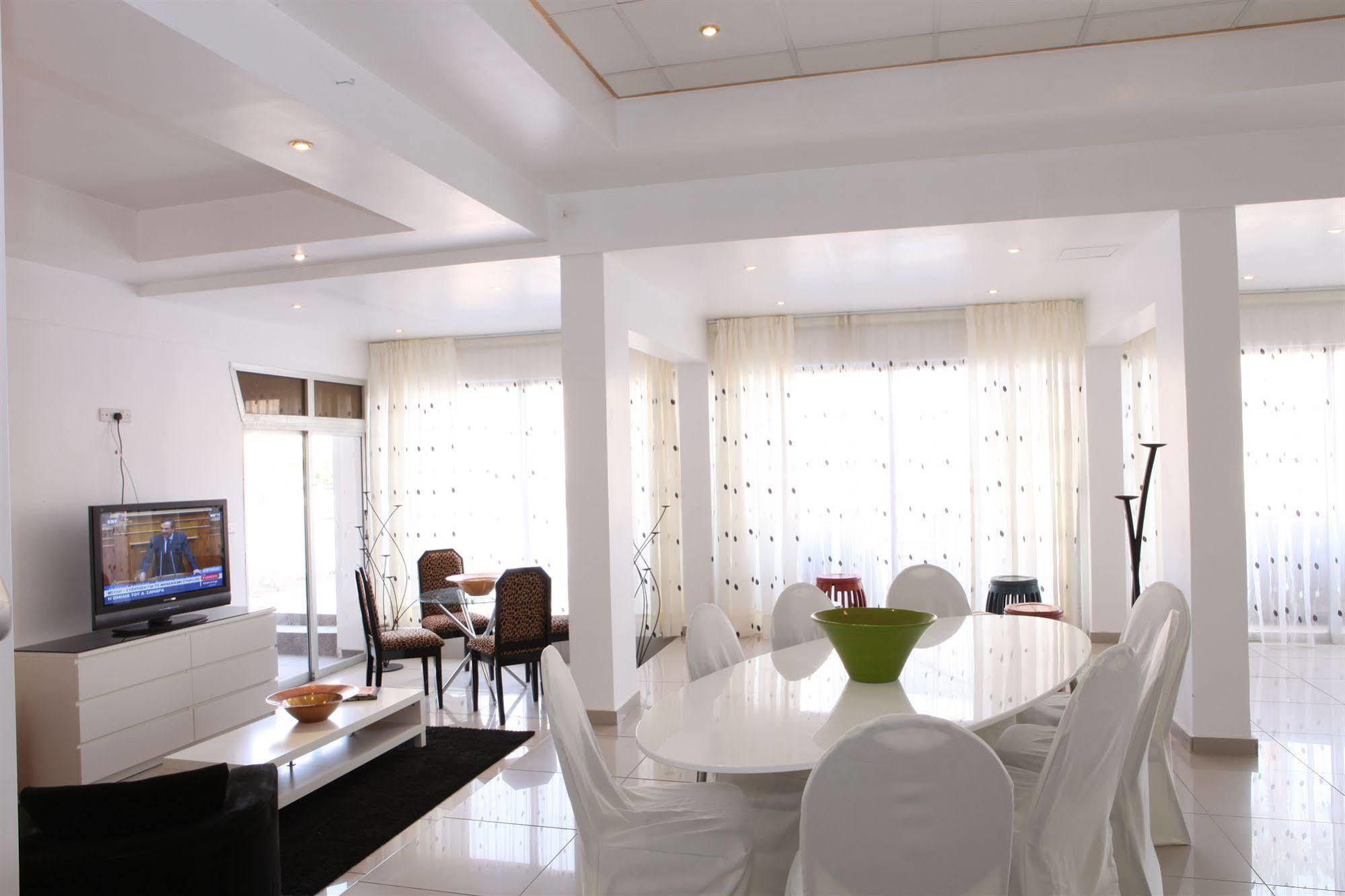 The Palms Hotel Apartments Limassol Exterior photo
