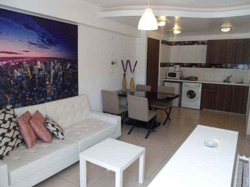The Palms Hotel Apartments Limassol Exterior photo